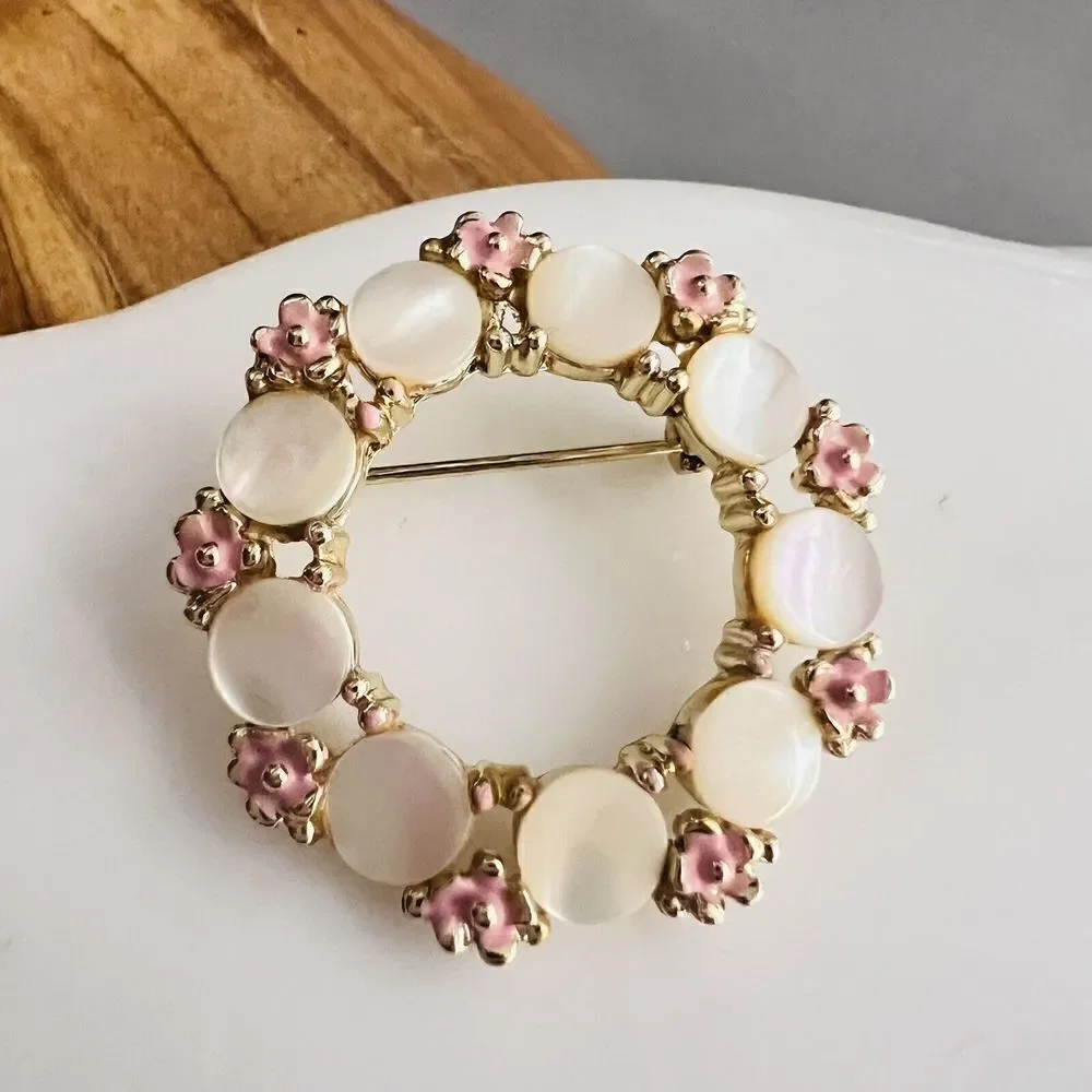 Vintage Brooch Pin with Daisy’s MOTHER OF PEARL Enamel Wreath Gold Tone 1305